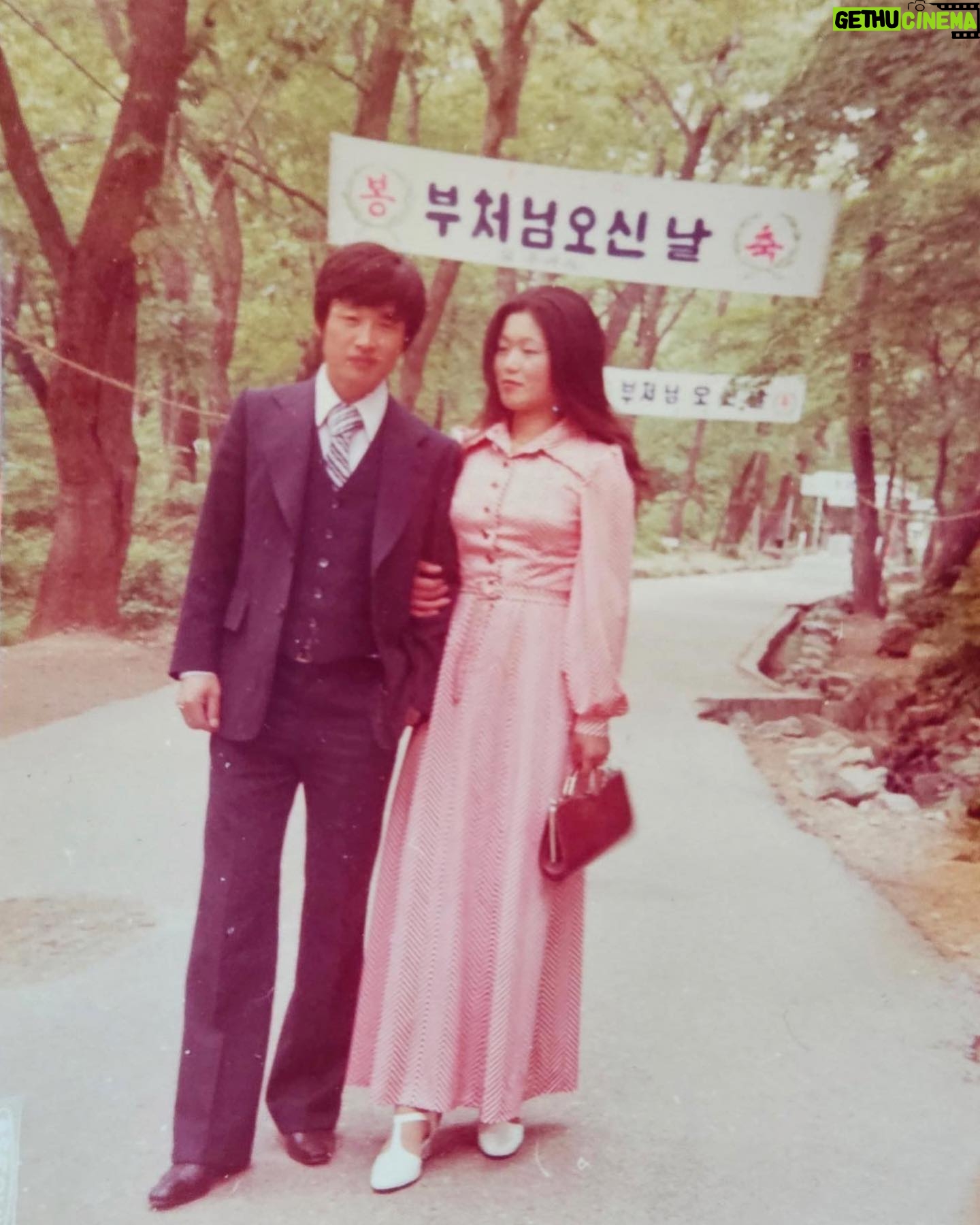 Kim Sun-young - 893 Likes - #어버이날
부모님집가서 엄마 20대때 입으셨던 옷
현재 40대 딸이 입어보기