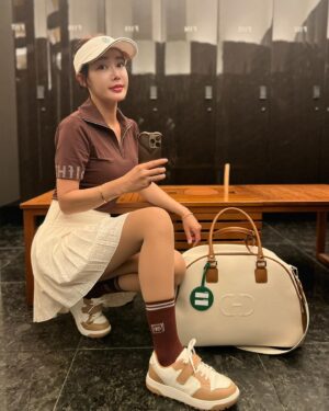 Kim Sun-young Instagram - #협찬
머리부터 발끝까지 #헤지스골프 
@hazzysgolf.official
고급스러운 컬러 
우아한 디자인
#헤지스타#헤지스골프 
#hazzysgolf #hazzystar
#골프패션 #골프웨어
#필드룩 #라운딩룩
#예쁜골프웨어
#golffashion #golfwear
#골프보스턴백 #골프화