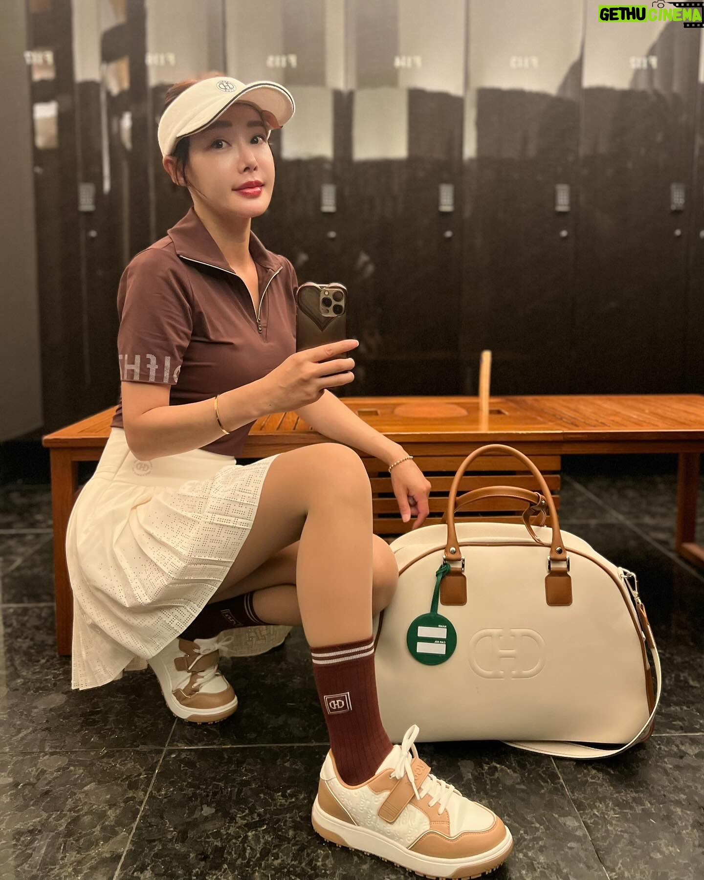 Kim Sun-young - 1K Likes - #협찬
머리부터 발끝까지 #헤지스골프
@hazzysgolf.official
고급스러운 컬러
우아한 디자인
#헤지스타#헤지스골프
#hazzysgolf #hazzystar
#골프패션 #골프웨어
#필드룩 #라운딩룩
#예쁜골프웨어
#golffashion #golfwear
#골프보스턴백 #골프화