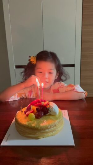 Kim Sung-kyu Instagram - 올해 생일도 너와함께~~ 윤후가 자야해서 미리 촛불 불기 😎 고마워 성규 생일축하해!!