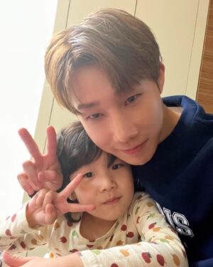 Kim Sung-kyu Instagram - 윤후한테 허락 받음요😃 생일 축하해줘서 너무너무 감사합니다
