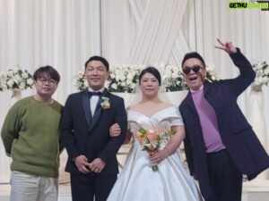 Kim Tae-Kyun Instagram - 빅바와 매니져 결혼식사회 및 축가 기능재부 아니고 재부기능 아니고 재기능부 아니고 재능기부 ㅎㅎ 
17번째 주인공들 축하해요 보란듯이 행복하게 살아버려요
쿠캬칵 쿠하핫 ㅋㅋㅋㅋㅋ 신난당 
재능기부는 계속된다리~~~~
.
.
.
.
#결혼식 #신랑 #신부 #행복한결혼식 
#컬투김태균 #빅바 #신인가수김동하
#슈퍼스타김태균 #전국민의유산균김태균 
#생각보다추억은힘이없었어