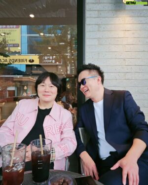 Kim Tae-Kyun Instagram - 빅바친구 대호 
빅바를 누구보다 잘 찍는 #서대호사진작가 
20년 넘은 친구 나이들스록 분홍색 옷이 부쩍많아지는 친구~
광고는 물론이고 이젠 파인아트 작가로서도 
도전을 열정적으로 하고있는 친구~
쿠캬칵 쿠하핫 ㅋㅋㅋㅋㅋ 잼나게 살아보자굿
.
.
.
#빅바 #컬투김태균
#개그맨김태균 #작가김태균 #디제이김태균
#서대호작가 #친구
