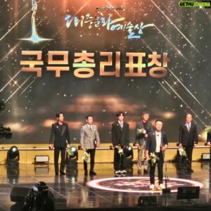 Kim Tae-Kyun Instagram - 요딴 표창을 받아버렸습니다ㅎㅎ
인친들의 축하 좀 받으면 기분이가 음청
좋아버릴거 같습니다 ㅎㅎ
쿠캬칵 쿠하핫 ㅋㅋㅋㅋㅋ 
.
.
.
#컬투쇼김태균 #컬투김태균 #국무총리표창 
#2023대중문화예술상 #빅바