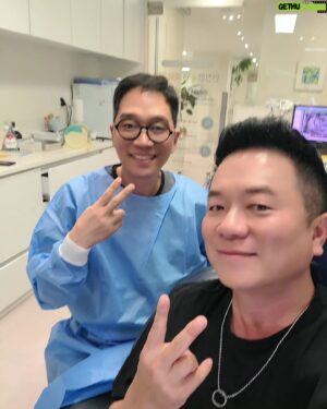 Kim Tae-Kyun Instagram - 결론부터 얘기하자면 빅바를 오랫동안 괴롭히던 고약한
사랑니를 뺐어여 냐하~~~~~~~
중요한건 이 발치 작업이 정말 어려웠다는 거
뒤에 사진들을 보면여~~
오른쪽 젤 안쪽 어금니 뿌리 밑에 커다란 사랑니가 고약하게 있어서 놔두면 안되는 그지같은 상황 
그냥 힘으로 뽑다가는 사랑니 옆과 밑으로 지나가는 신경들을
건드려 위험 할 수도 있어서 치과 의사들도 꺼려 하는 케이스
근데 이 어려운 상황에 정성스레 가장 베스트 옵션으로
해결해준 치과 명의가 있었으니 그이름
 #김영삼원장 #개그맨김영삼 #강남레옹치과김영삼원장
#kbs16기개그맨김영삼
.
.
"더 이상 잘 뽑을 수 없다 이것은 의술인가 예술인가?!"

고마워 영삼아~ 소문은 들어 알고 있었지만 정말 대단하90000
쿠캬칵 쿠하핫 ㅋㅋㅋㅋㅋ 앓던 이 빠졌다리 ㅋㅋ 
사랑니 발치 고마하시는 분들 무조건 #강남레옹치과
#사랑니발치 세계 1위 #김영삼원장