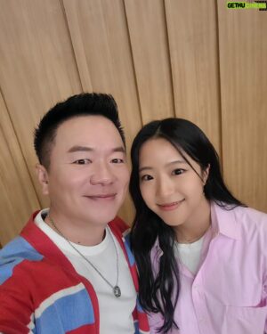 Kim Tae-Kyun Instagram - 우핫 삐약이 신유빈선수가 방송국왔다가
빅바팬이라고 인사하고 간다고 일부러 찾아왔다는 쿠캬칵 쿠하핫 ㅋㅋㅋㅋㅋ 신난당 
먼소리 빅바가 훨씬더 유빈양의 팬이라는거
넘흐 반가워서 무조건 찰칵
실물이 훨씬 이뿌고 키도 음청 크고 
빅바가 키가 크네 했더니 
"아직도 크고 있어요"라고 하는 유빈양
빅바가 팔로우 하고 있는걸 알고있어서 행복했다는 
유빈양~ 컬투쇼에 제대로 함 나와줘여
.
.
.
#신유빈 #빅바 #두시탈출컬투쇼 
#삐약이 #컬투김태균