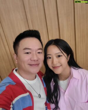 Kim Tae-Kyun Instagram - 우핫 삐약이 신유빈선수가 방송국왔다가
빅바팬이라고 인사하고 간다고 일부러 찾아왔다는 쿠캬칵 쿠하핫 ㅋㅋㅋㅋㅋ 신난당 
먼소리 빅바가 훨씬더 유빈양의 팬이라는거
넘흐 반가워서 무조건 찰칵
실물이 훨씬 이뿌고 키도 음청 크고 
빅바가 키가 크네 했더니 
"아직도 크고 있어요"라고 하는 유빈양
빅바가 팔로우 하고 있는걸 알고있어서 행복했다는 
유빈양~ 컬투쇼에 제대로 함 나와줘여
.
.
.
#신유빈 #빅바 #두시탈출컬투쇼 
#삐약이 #컬투김태균