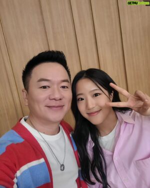 Kim Tae-Kyun Instagram - 우핫 삐약이 신유빈선수가 방송국왔다가
빅바팬이라고 인사하고 간다고 일부러 찾아왔다는 쿠캬칵 쿠하핫 ㅋㅋㅋㅋㅋ 신난당 
먼소리 빅바가 훨씬더 유빈양의 팬이라는거
넘흐 반가워서 무조건 찰칵
실물이 훨씬 이뿌고 키도 음청 크고 
빅바가 키가 크네 했더니 
"아직도 크고 있어요"라고 하는 유빈양
빅바가 팔로우 하고 있는걸 알고있어서 행복했다는 
유빈양~ 컬투쇼에 제대로 함 나와줘여
.
.
.
#신유빈 #빅바 #두시탈출컬투쇼 
#삐약이 #컬투김태균