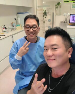 Kim Tae-Kyun Instagram - 결론부터 얘기하자면 빅바를 오랫동안 괴롭히던 고약한
사랑니를 뺐어여 냐하~~~~~~~
중요한건 이 발치 작업이 정말 어려웠다는 거
뒤에 사진들을 보면여~~
오른쪽 젤 안쪽 어금니 뿌리 밑에 커다란 사랑니가 고약하게 있어서 놔두면 안되는 그지같은 상황 
그냥 힘으로 뽑다가는 사랑니 옆과 밑으로 지나가는 신경들을
건드려 위험 할 수도 있어서 치과 의사들도 꺼려 하는 케이스
근데 이 어려운 상황에 정성스레 가장 베스트 옵션으로
해결해준 치과 명의가 있었으니 그이름
 #김영삼원장 #개그맨김영삼 #강남레옹치과김영삼원장
#kbs16기개그맨김영삼
.
.
"더 이상 잘 뽑을 수 없다 이것은 의술인가 예술인가?!"

고마워 영삼아~ 소문은 들어 알고 있었지만 정말 대단하90000
쿠캬칵 쿠하핫 ㅋㅋㅋㅋㅋ 앓던 이 빠졌다리 ㅋㅋ 
사랑니 발치 고마하시는 분들 무조건 #강남레옹치과
#사랑니발치 세계 1위 #김영삼원장