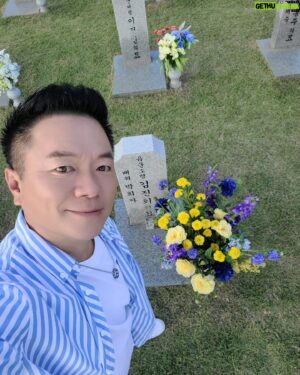 Kim Tae-Kyun Instagram - 어무니 아부지 막내왔어여~~~~
꽃이 이뿌져? 어무니 좋아라 하시던 보라색꽃이
잘 어우러진 예쁜한다발~
싸랑해여 #어무니아부지 
막내 곧 또올게여 ❤️🩷🧡💛💚💙🩵💜