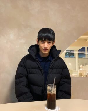Kim Tae-hwan Instagram - 😶