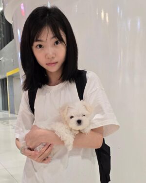 Kim Tae-yeon Instagram - 태연양이랑~ 콩이 💜
#누나를제일좋아함 🩷🩷

.

#말티즈 #콩이 🐶
