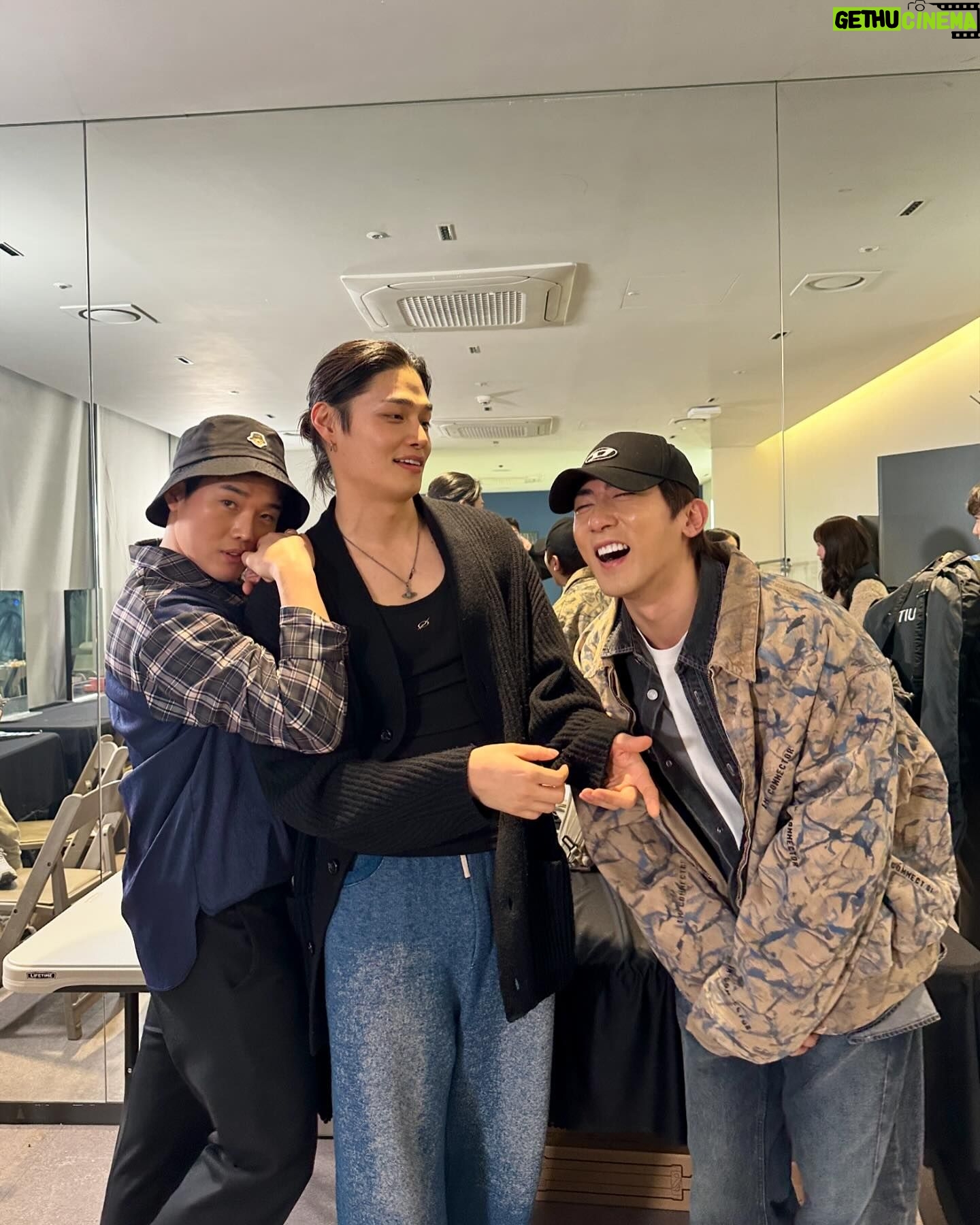 Kim Won-hun - 4.3K Likes - 세계 7대 불가사의
1. 내가 찾으면 없는데 엄마가 찾으면 있음
2. 검정실핀은 사도사도 사라짐
3. 세차하면 비 옴
4. 배터지게 먹었는데 디저트 들어감
5. 짱구 30년째 5살
6. 김원훈 카메라 꺼지면 웃김
7. 임시완 김원훈 동갑