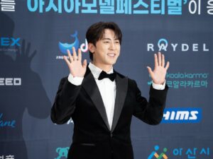 Kim Won-hun Instagram - 아시아 모델 어워즈에서 인기상을 받았어요🏆
숏박스가 아닌 개인으로 받는 상은 처음이라 기분이 참 이상하네요
더 열심히 하라는 뜻으로 알고 앞으로도 초심 잃지 않는
김원훈이 되겠습니다 좋은 하루 보내세요🫶