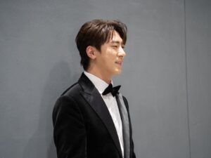 Kim Won-hun Instagram - 아시아 모델 어워즈에서 인기상을 받았어요🏆
숏박스가 아닌 개인으로 받는 상은 처음이라 기분이 참 이상하네요
더 열심히 하라는 뜻으로 알고 앞으로도 초심 잃지 않는
김원훈이 되겠습니다 좋은 하루 보내세요🫶