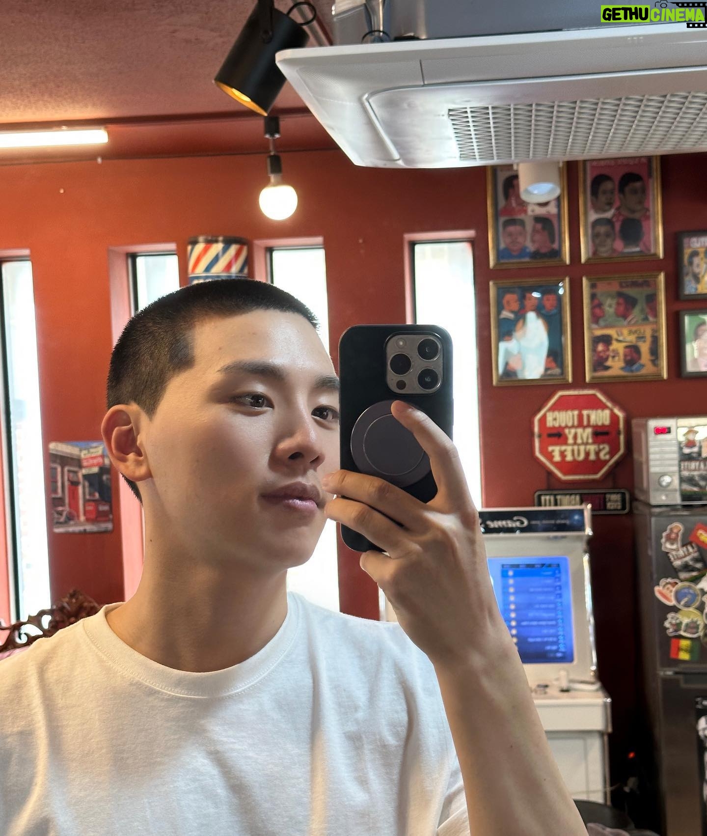 Kim Woo-seok - 67.7K Likes - 2023.04.04- 잘 다녀오겠습니다 🫡🍀☂️