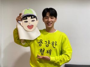 Kim Woo-seok Instagram - 형과 행복한 추억조각 만들기 성공
좋은 추억 만들어주신 복면가왕 감사합니다 
요섭이형이 바로 눈치채고 연락주셨는데 아니라고 거짓말쳤지만 그 거짓말 안통했던 하루(?)
#형제일고마워#용감한형제#가면쓰고노래부르기#어렵고짱더움