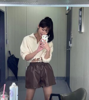 Kim Ye-ji Instagram - 오늘도 밤 9시 보라!데보라 3화🧸
거울 셀카에 진심인 편🤳🏻

#보라데보라 #ena #연보미