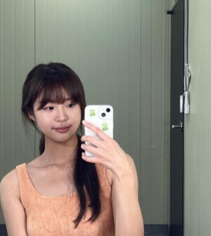 Kim Ye-ji Instagram - 오늘도 밤 9시 보라!데보라 3화🧸
거울 셀카에 진심인 편🤳🏻

#보라데보라 #ena #연보미