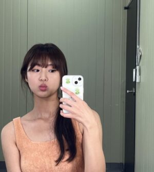 Kim Ye-ji Instagram - 오늘도 밤 9시 보라!데보라 3화🧸
거울 셀카에 진심인 편🤳🏻

#보라데보라 #ena #연보미