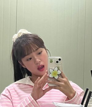 Kim Ye-ji Instagram - 오늘 밤 9시 보라!데보라💟
연보미입니다아💗

#보라데보라 #ena #첫방송 #연보미