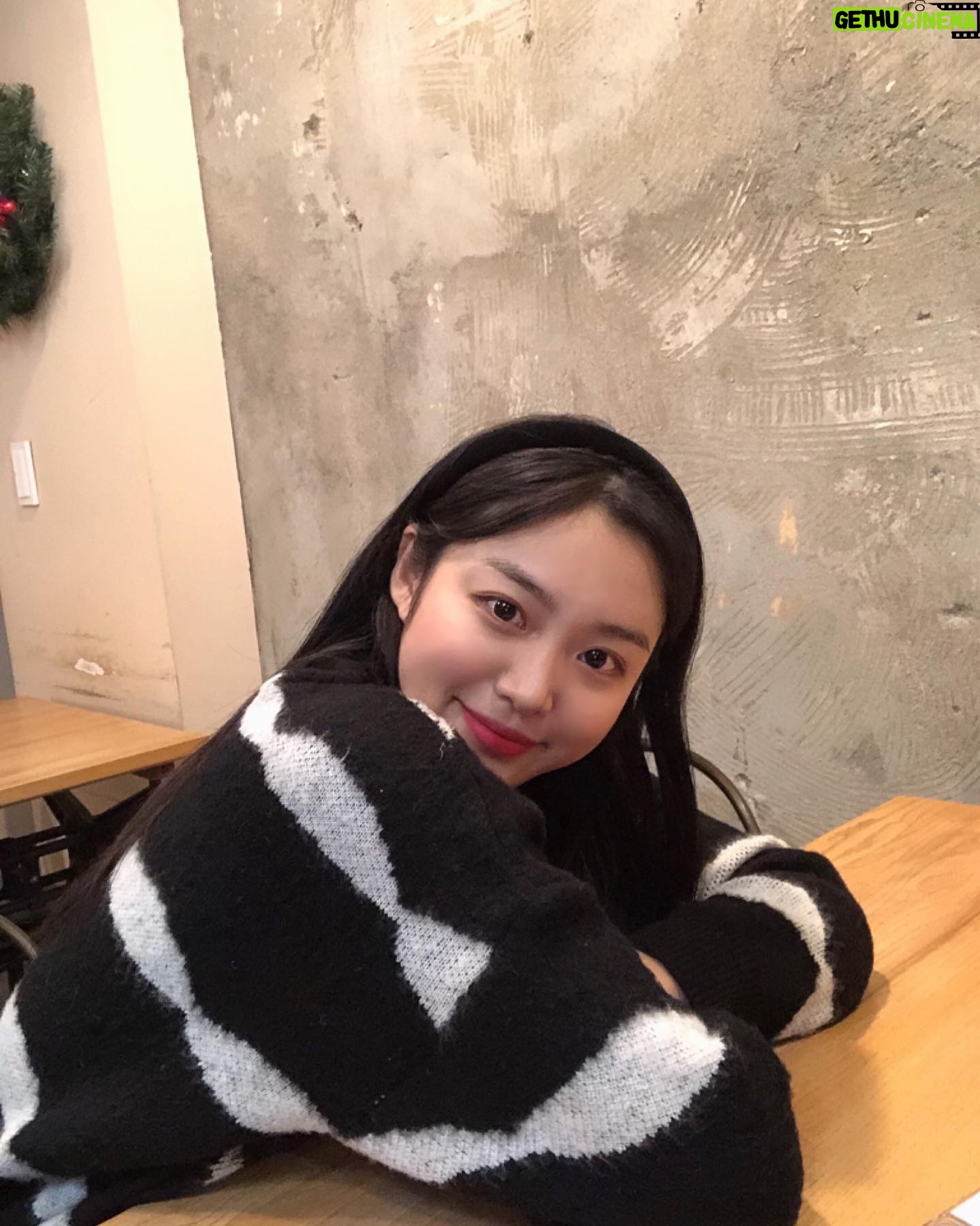 Kim Ye-ji - 1.2K Likes - 🤍🖤