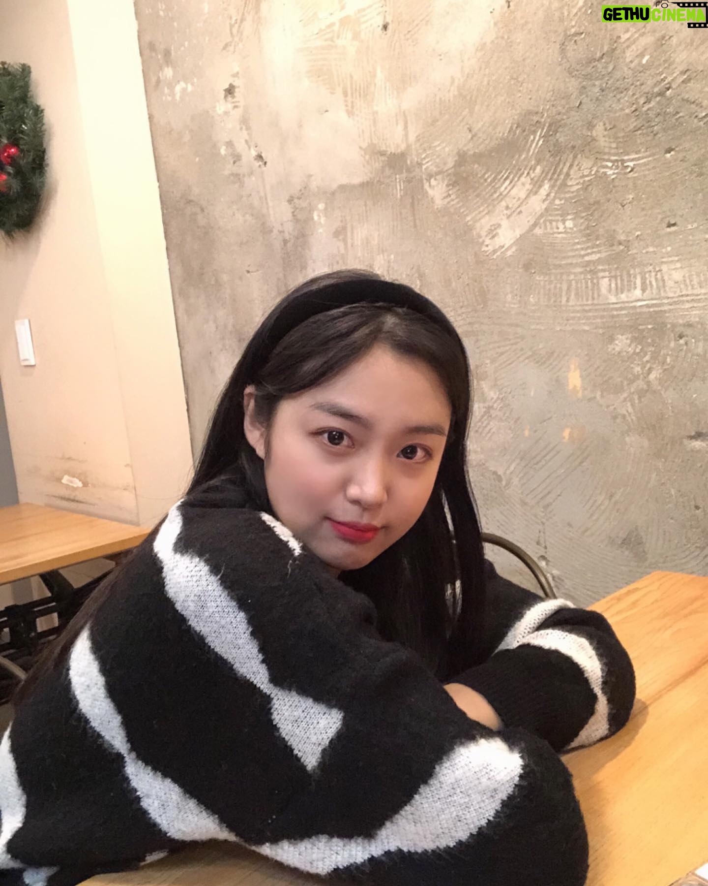 Kim Ye-ji - 1.2K Likes - 🤍🖤