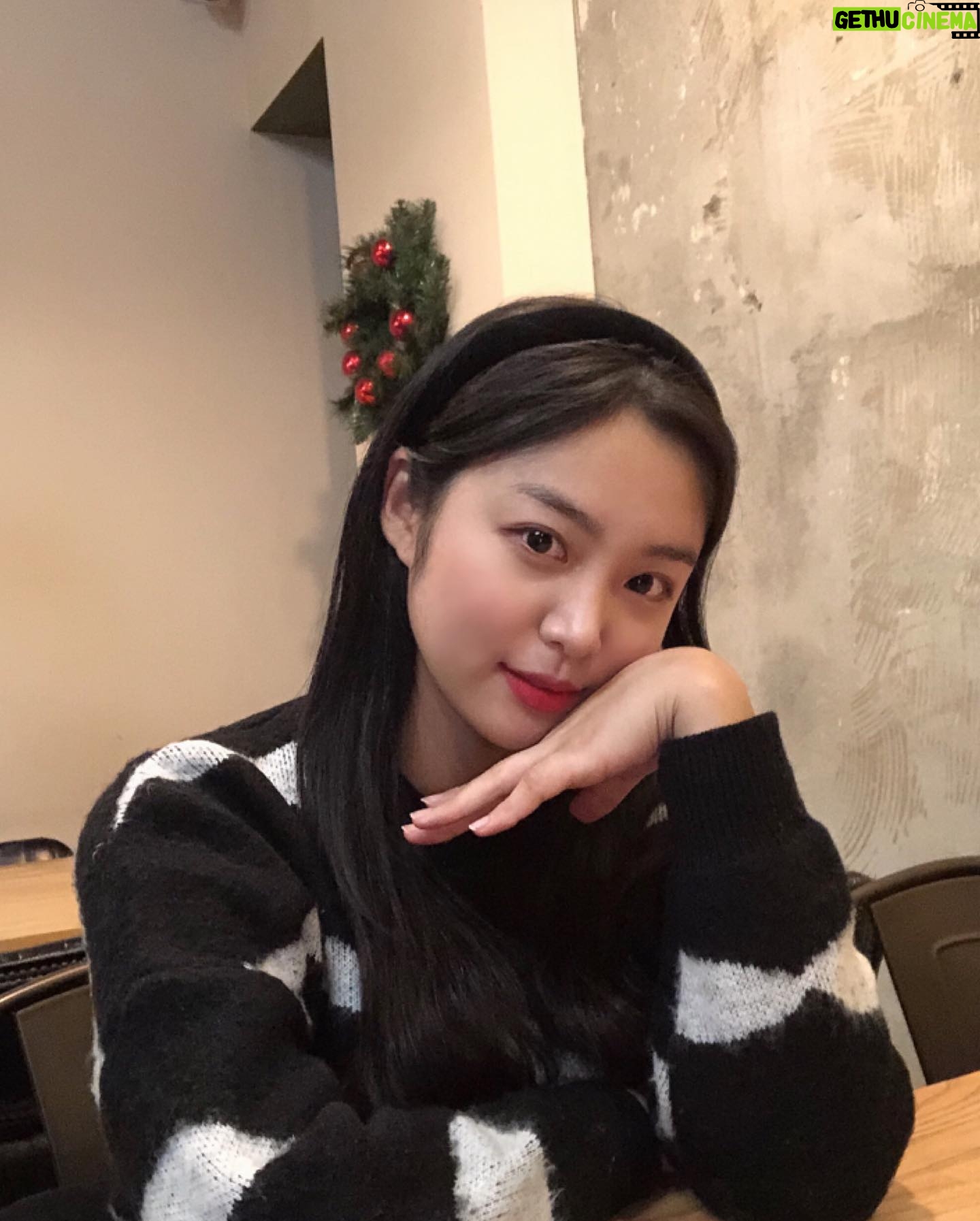 Kim Ye-ji - 1.2K Likes - 🤍🖤
