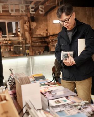 Kim Young-ha Instagram - 여러 도시의 독립서점들이 도시를 순회하며 여는 일종의 팝업스토어 #도서유람단 이 마침 제가 묵고 있는 대구 숙소 근처여서 산책 삼아 다녀왔습니다. 걸어서 10분 거리더라고요. 흥미롭고 독특한 책 많이 가져오셨길래 저도 몇 권 샀습니다. 대구 분들 시간 되시면 무영당에 들러보세요. 사진은 대전의 다다르다 @differeach 사장님이 찍어서 보내주심. 
@yuramdan_official @mooyoungdang_department