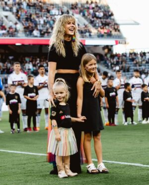 Kimberly Caldwell Instagram - Core memories were made. 
🌈
So proud of my Harlow who helped Mommy sing the Canadian anthem last night repping her duel Citizen status for @lafc at #pride🌈 night with my angel @mikalahgordon crushing the US anthem. #lovewins 📷 @imadshoots