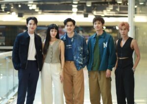 Kirati Puangmalee Instagram - เย้... ฝากทีมหมอจากเรื่อง #มาตาลดา  ด้วยนะครับ
เป็นเรื่องที่ผมว่าน่าจะสร้างความสุขให้กับผู้ชมได้แน่ๆ 
ก่อนอื่นต้องขอบคุณพี่จ๋า @yossiebistro ที่ให้โอกาสผมได้มารับบท "หมอมิน" ในเรื่องนี้ด้วยนะครับ เป็นประสบการณ์การทำงานที่ดีมากๆ ที่ได้เจอกับพี่ๆ นักแสดง ผู้กำกับ และทีมงานที่เก่งมากๆ จะจดทุกๆสิ่งที่เกิดขึ้นในตอนที่ถ่ายเรื่องนี้ไว้ตลอดชีวิตเลยครับ 
ขนาดตอนถ่ายยังมีความสุขขนาดนี้ ในละครจะขนาดไหน💖💖💖🏥
