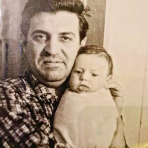 Kirill Serebrennikov Instagram - Моему отцу СЕМЕНУ МИХАЙЛОВИЧУ СЕРЕБРЕННИКОВУ исполнилось 90 лет!!! Он, конечно, самый лучший в мире отец, муж - 60 лет в браке с одной женщиной - и, главное, феноменальный хирург. За свою долгую жизнь он сделал десятки тысяч сложнейших многочасовых операций, за все эти годы у него не умер на операционном столе не один больной, сотням тысяч людей Он помог жить без боли. Мне невероятно повезло, что у меня такой отец! Он - мой ориентир, как надо жить и работать, - не останавливаясь, честно, не для себя, а для других. Его ученики работают во многих городах России и мира. По его книгам учатся студенты. Бывшие больные благодарят его. А Я ПРОСТО ЛЮБЛЮ И ГОРЖУСЬ ТОБОЙ, ПАПА! ЖИВИ, ПОЖАЛУЙСТА, ДОЛГО!