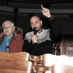 Kirill Serebrennikov Instagram - К 125 летию МОСКОВСКОГО ХУДОЖЕСТВЕННОГО ТЕАТРА им. ЧЕХОВА

В МХТ им Чехова я провел счастливые и беззаботные 10 лет, работая помощником Табакова. Я должен был формировать труппу, придумывать интересные проекты и следить за творческим уровнем. А также ставить спектакли и "искать" других режиссеров, чтобы привести их под ясны очи Олега Павловича. Особенно горжусь придуманным и организованным мною проектом "Впервые на русском" (французская версия), который открыл московской публике мир современного французского театра. Этот проект должен был быть мостом, соединяющий МХТ и весь мировой театр, мол, не только Чеховым едины...Что ещё из важного? Юбилей и Форум Станиславского, спектакль "ВНЕ Системы" - последняя работа в МХТ. "Терроризм" - первая. Новейшая и радикальная современная драматургия на сцене главного театра страны. Первое исполнение "Гамлет-машины" на этой сцене (привет Рейнхгарду и его DT, на сцене которого потом мы сыграем "Машину Мюллер") и первый концерт современной музыки с участим лучших российских композиторов. Первый "промышленный" юбилей Табакова, который в дальнейшие годы уже делался другими режиссерами и стал визитной карточкой театра на телевидении. Поколение артистов, с которыми мы развивались вместе - от спектакля к спектаклю, от проекта к проекту. Школа-студия МХТ и мой экспериментальный курс, из которого вышла 7 студия ( их до нас в МХТ было шесть). Незабываемые разговоры и споры с Табаковым и Смелянским про будущее Театра. И многое другое, пооучившееся и не получившееся... В какой-то момент я понял, что не стоит окончательно становиться "мхатчиком", и наши пути с театром разошлись. Но эти 10 лет в МХТ с Табаковым - важнейшие и "смыслообразующие" годы моей жизни.
