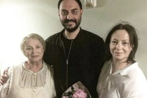 Kirill Serebrennikov Instagram - К 125 летию МОСКОВСКОГО ХУДОЖЕСТВЕННОГО ТЕАТРА им. ЧЕХОВА

В МХТ им Чехова я провел счастливые и беззаботные 10 лет, работая помощником Табакова. Я должен был формировать труппу, придумывать интересные проекты и следить за творческим уровнем. А также ставить спектакли и "искать" других режиссеров, чтобы привести их под ясны очи Олега Павловича. Особенно горжусь придуманным и организованным мною проектом "Впервые на русском" (французская версия), который открыл московской публике мир современного французского театра. Этот проект должен был быть мостом, соединяющий МХТ и весь мировой театр, мол, не только Чеховым едины...Что ещё из важного? Юбилей и Форум Станиславского, спектакль "ВНЕ Системы" - последняя работа в МХТ. "Терроризм" - первая. Новейшая и радикальная современная драматургия на сцене главного театра страны. Первое исполнение "Гамлет-машины" на этой сцене (привет Рейнхгарду и его DT, на сцене которого потом мы сыграем "Машину Мюллер") и первый концерт современной музыки с участим лучших российских композиторов. Первый "промышленный" юбилей Табакова, который в дальнейшие годы уже делался другими режиссерами и стал визитной карточкой театра на телевидении. Поколение артистов, с которыми мы развивались вместе - от спектакля к спектаклю, от проекта к проекту. Школа-студия МХТ и мой экспериментальный курс, из которого вышла 7 студия ( их до нас в МХТ было шесть). Незабываемые разговоры и споры с Табаковым и Смелянским про будущее Театра. И многое другое, пооучившееся и не получившееся... В какой-то момент я понял, что не стоит окончательно становиться "мхатчиком", и наши пути с театром разошлись. Но эти 10 лет в МХТ с Табаковым - важнейшие и "смыслообразующие" годы моей жизни.