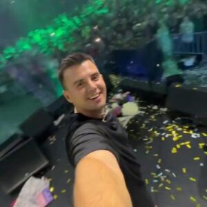 Kirill Turichenko Instagram - 🫶Тополиный пух из Алматы!

Да здравствует ваша любовь!

До новых встреч, Казахстан! Спасибо за фееричный приём!