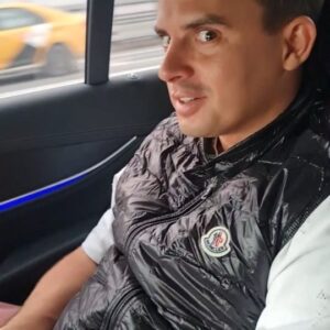Kirill Turichenko Instagram - Тоже услышали @bilanofficial в этом номере? 🤔

В одном был прав @lazarevsergey , в этот раз мне безумно хотелось дурачиться и сделать образ максимально лёгким 🤪 Это было во всем: и в смехе, и в шутках, и в выборе репертуара!

Единственной проблемой была катастрофическая нехватка времени⏰️ Репетировать приходилось везде! Вот на этом видео, например, я еду с прогона Аватара на большую репетицию своего сольного концерта в Backstage и параллельно повторяю слова "Figaro" 😬

@weitmedia 

#аватар