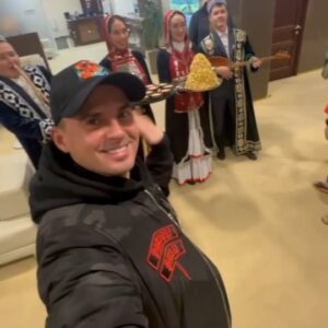 Kirill Turichenko Instagram - Вот это встреча!!! 🤩🤩🤩

Уфа 💥💥💥

Кто любит кумыс и чак-чак, поднимите руки 😂

#Иванушки #Уфа