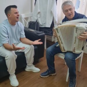 Kirill Turichenko Instagram - Эта песня не вошла в эфир "Привет, Андрей!"

Хотите узнать, какую я все-таки исполнил в гостях у @malakhov007 ? Тогда включайте Россию 1 сегодня в 17:50! 

Увидимся! 🤩