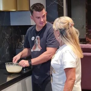 Kirill Turichenko Instagram - Еще один мой подарок для вас, милые девушки! 🤩

Прямо сейчас смотрите нас с мамой в эфире @tvrussia

А здесь для вас приоткрою закулисье подготовки к шоу! ☺️

Старая мельница все перемелится, только любовь к родителям никогда! Дай Бог здоровья нашим мамам!🩷

@turichenkoekaterina