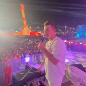 Kirill Turichenko Instagram - Подарок для девушки в Сириусе и легендарный "Тополиный пух"!💥

В начале марта благодаря вам почувствовали скорое лето! До встречи в Сочи вновь! 

Кто был вчера с нами? Делитесь эмоциями 🤩🤩🤩

#фестивальмолодежи #Сириус #сочи
