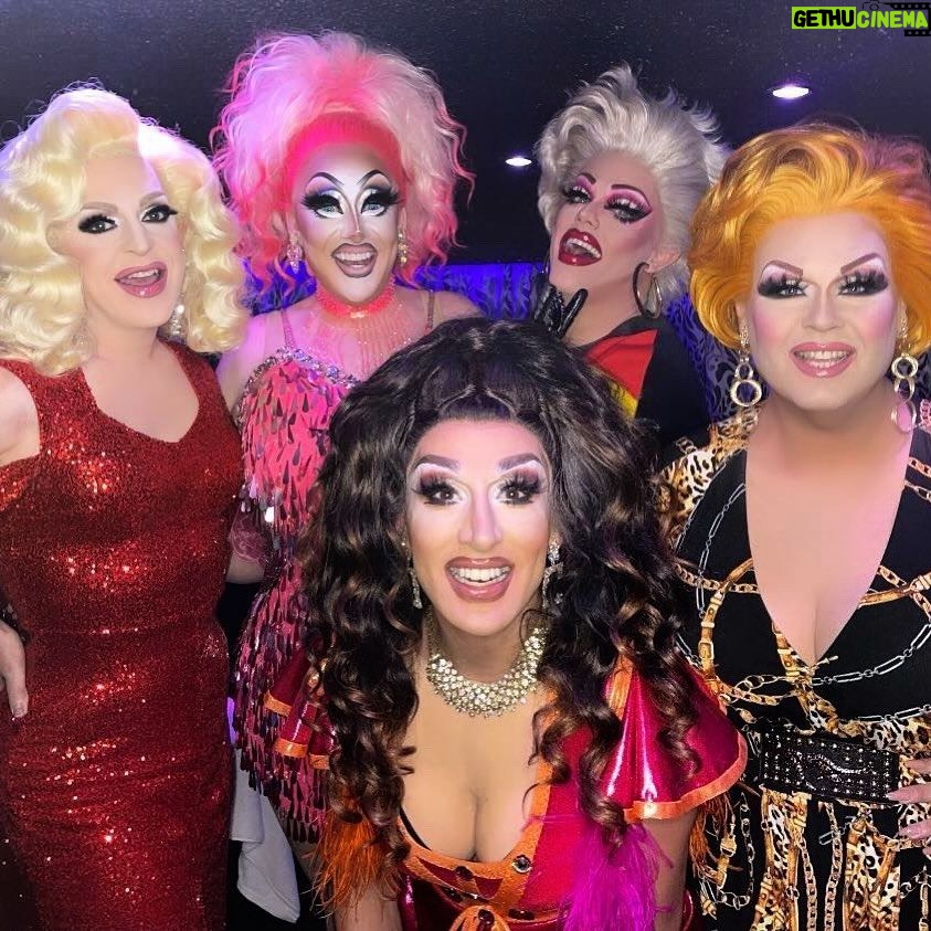Kita Mean - 3.9K Likes - My first ever performance in the USA with some of the best in the business!!
Thank you ladies for the most amazing night and a memory that I will treasure forever!
#rupaulsdragrace #icon