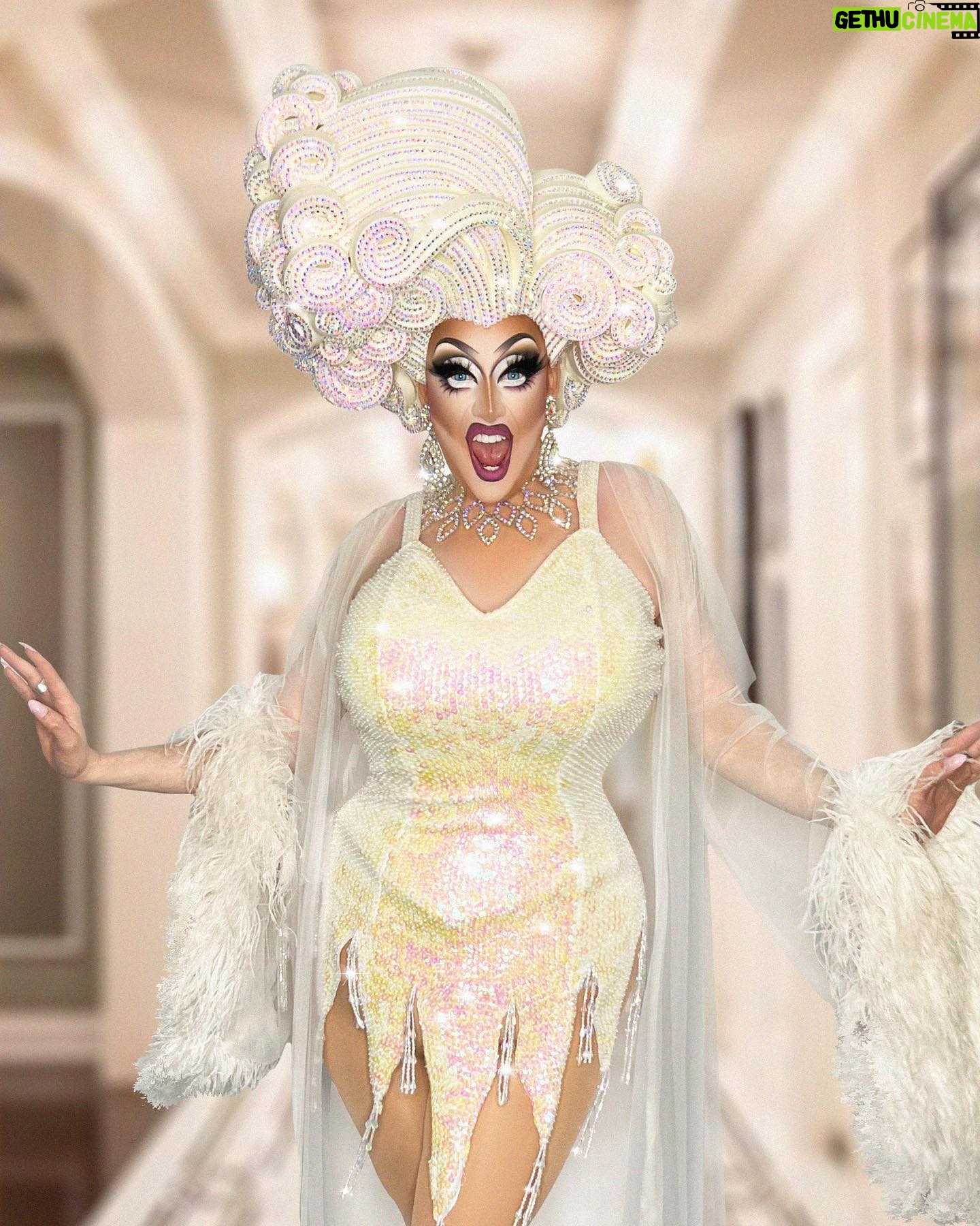 Kita Mean - 2.8K Likes - Absolutely fabulous!
While I am far from home I keep New Zealand close. My eyelashes are inspired by the black sand beaches of Piha and my bright blue eyes are a colour match of the beautiful Lake Tekapo. And the long white cloud - well that’s on my head darling!
#MoreThanJustAn #Ad