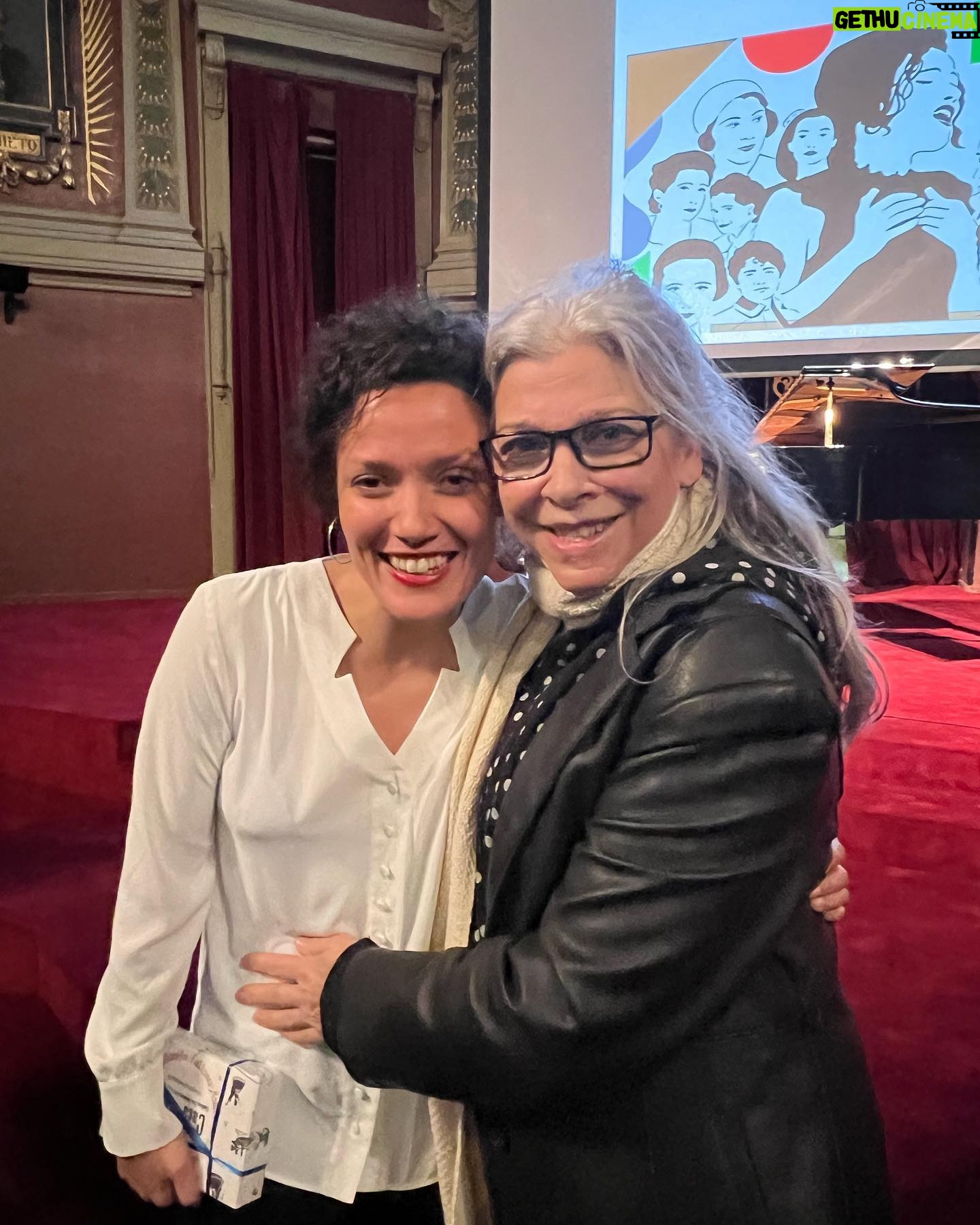Kiti Mánver - 337 Likes - Escuchar a Sheila Blanco en su concierto Cantando a las poetas del 27 me ha hecho sentir grandiosamente pequeña (últimamente me persigue el oxímoron😂) gracias por tanta emoción y belleza Sheila, eres pura armonía 💜🎄💫☃️