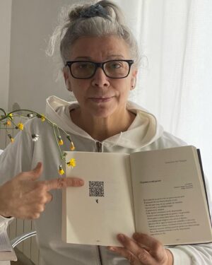 Kiti Mánver Instagram - Preciosa Noche de los Libros en la librería "La Imprenta" Una maravilla ver a gente muy joven disfrutando de la Poesía. Naturaleza poética tiene la particularidad de que puedes oír a l@s poetas, en tu teléfono móvil, leyendo el Código QR del poema elegido. Una gozada, gracias