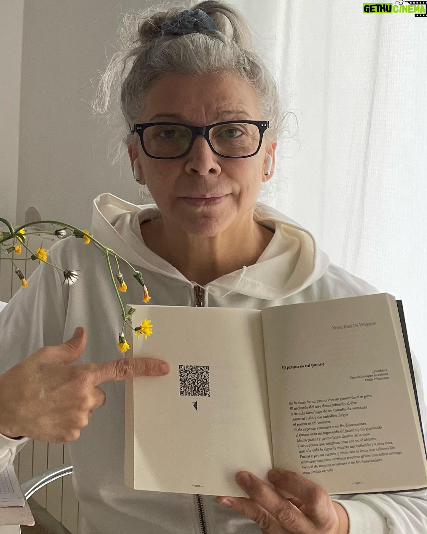 Kiti Mánver - 343 Likes - Preciosa Noche de los Libros en la librería "La Imprenta" Una maravilla ver a gente muy joven disfrutando de la Poesía. Naturaleza poética tiene la particularidad de que puedes oír a l@s poetas, en tu teléfono móvil, leyendo el Código QR del poema elegido. Una gozada, gracias