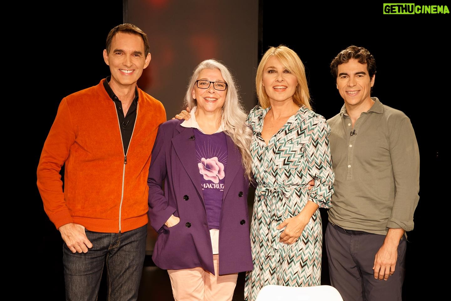 Kiti Mánver - 319 Likes - Qué estupenda tarde pasamos hablando de cine, de la profe y de la vida. Gracias a Cayetana y al maravilloso equipo de Versión Española. Se emite el 19 próximo y proyectan “EL INCONVENIENTE”