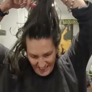 Kiti Mánver Instagram - No hay música de fondo...solo el sonido seco de las tijeras cortando un pedazo de pelo...No hay maquillaje, ni artificios..es la solidaridad y la rabia tal cual..

Un mechón de pelo,  ese pelo que no se puede enseñar en un lugar del mundo donde la policía de la moral te detiene por es motivo ...donde enseñarlo te puede llevar a la muerte teniendo 22 años....

Según la tradición persa este gesto es una manera de protestar, de gritar aunque no se digan palabras,  es un  basta ya, es decirle a todos que el mundo debe cambiar, ser otro, ser mejor...

74 actrices españolas, y más que se irán sumando, se han puesto de acuerdo en un tiempo record para solidarizarse con las mujeres iranies y decir alto y claro que la muerte de Mahsa Amini es cruel, injusta e incomprensible..Mahsa Amini llevaba mal colocado el velo...la detuvieron, después recibió golpes en diversas partes del cuerpo y en la cabeza, alas dos horas  entró en coma, la ingresaron  ingresada en un hospital. Dos días después murió...22 años como hemos dicho...dos horas, dos días, 22 años.

En esta pieza de Telediario no caben todas las que se han sumado a la protesta pero justo al acabar esta noticia estará en las redes sociales íntegro y podrán comprobar que las tijeras no paran y parece que ya no lo harán....muchas revoluciones o casi todas empiezan con un gesto pequeño...