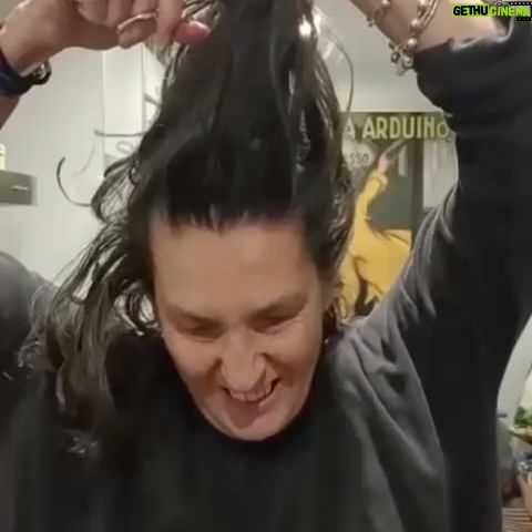 Kiti Mánver - 408 Likes - No hay música de fondo...solo el sonido seco de las tijeras cortando un pedazo de pelo...No hay maquillaje, ni artificios..es la solidaridad y la rabia tal cual..
Un mechón de pelo, ese pelo que no se puede enseñar en un lugar del mundo donde la policía de la moral te detiene por es motivo ...donde enseñarlo te puede llevar a la muerte teniendo 22 años....
Según la tradición persa este gesto es una manera de protestar, de gritar aunque no se digan palabras, es un basta ya, es decirle a todos que el mundo debe cambiar, ser otro, ser mejor...
74 actrices españolas, y más que se irán sumando, se han puesto de acuerdo en un tiempo record para solidarizarse con las mujeres iranies y decir alto y claro que la muerte de Mahsa Amini es cruel, injusta e incomprensible..Mahsa Amini llevaba mal colocado el velo...la detuvieron, después recibió golpes en diversas partes del cuerpo y en la cabeza, alas dos horas entró en coma, la ingresaron ingresada en un hospital. Dos días después murió...22 años como hemos dicho...dos horas, dos días, 22 años.
En esta pieza de Telediario no caben todas las que se han sumado a la protesta pero justo al acabar esta noticia estará en las redes sociales íntegro y podrán comprobar que las tijeras no paran y parece que ya no lo harán....muchas revoluciones o casi todas empiezan con un gesto pequeño...