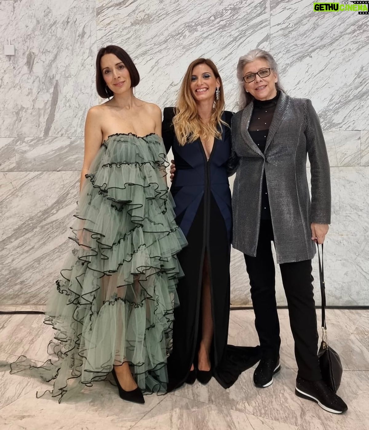 Kiti Mánver - 460 Likes - Premios Forqué con Laura Hojman, Cristina Domínguez. Mucha suerte para María Lejárraga 🫰🏻🫰🏻🫰🏻🫰🏻