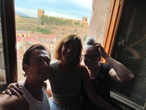 Kiti Mánver Instagram - Cuando anochezca Cristóbal Suárez, Marta Velilla y yo representaremos “EL INCONVENIENTE” de JC Rubio en el hermoso Castillo de Mora de Rubielos.